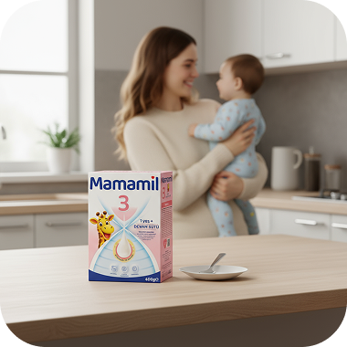 Bebeğine sarılan anne ve masada mamamil kutusu bulunan mutfak